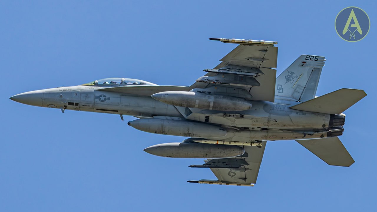 Boeing F/A‑18F Super Hornet sa raketom AIM‑260A JATM dometa oko 190 km.